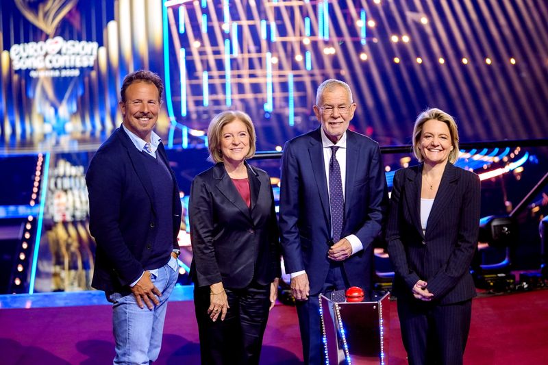 Stage Opening 01 width800